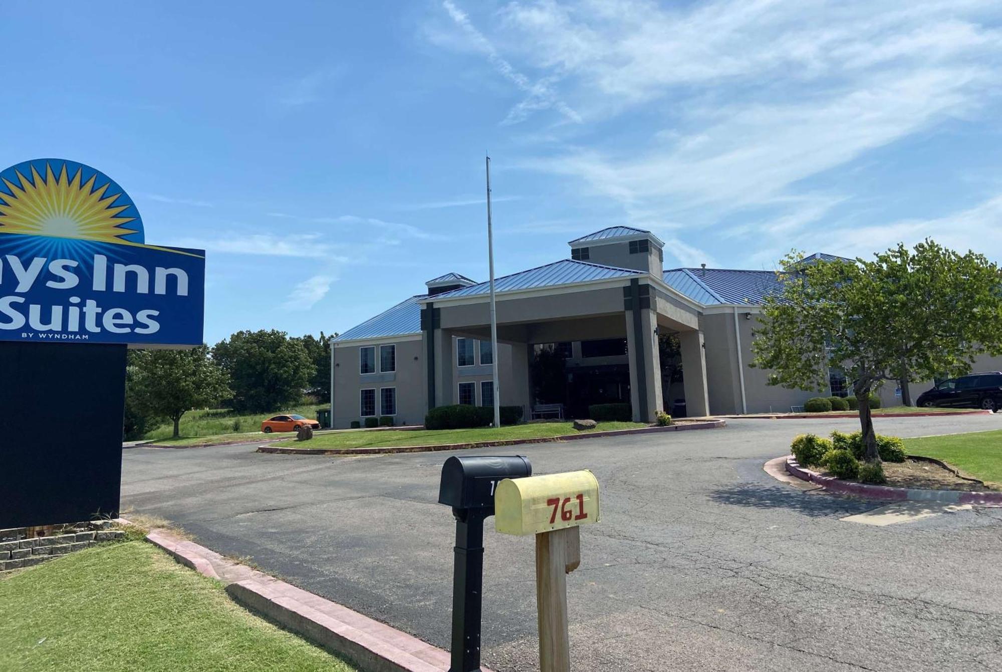 Days Inn & Suites By Wyndham Tahlequah Exterior foto